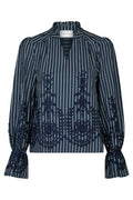 Amara Stripe Emb Blouse | Navy | Bluse fra Neo Noir