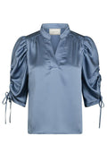 Alvira Drapierte Satinbluse | Staubblau | Bluse von Neo Noir – nedsat