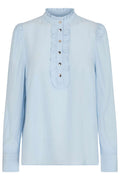 April Shirt | Chambray Blue | Bluse med flæser fra Freequent – nedsat